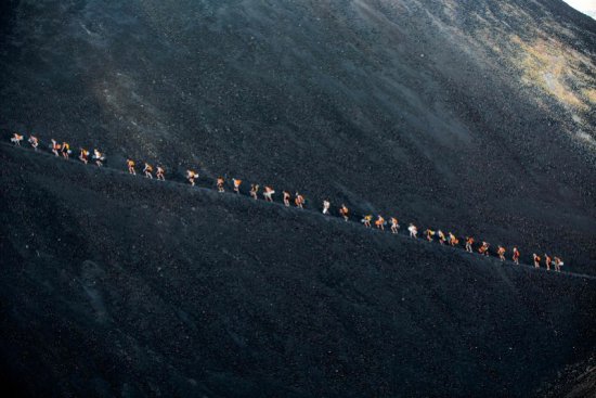 火山滑板，高速冲过温热的火山<em>灰</em>，世界上最酷的运动
