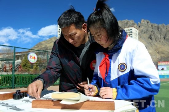 西藏拉萨：学习雷锋好榜样
