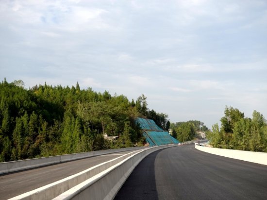 路面沥青摊铺完成 黔江区过境高速预计今年底通车