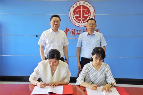 非凡<em>远大集团</em>与中国政法大学<em>科技</em>园签署战略合作协议