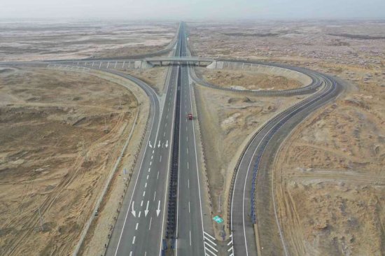 广东建设者修筑沙漠高速 新疆35团至若羌高速公路试通车