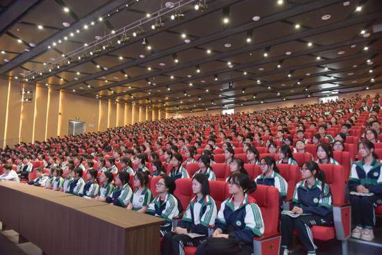 重庆市江北中学师生开展纪念毛泽东诞辰130周年活动