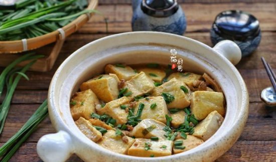 豆腐这做法客家人最爱，天冷最合适，用砂锅做法，饭菜不易凉
