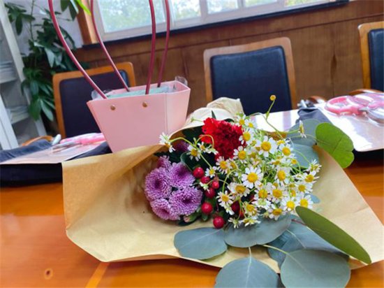 用一束鲜花赠你满手余香，感恩志愿者的奉献与相伴！