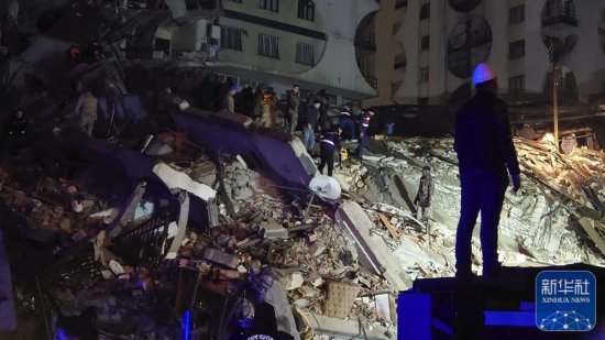土耳其当地导游讲述强震经历：同事<em>住的酒店</em>被毁，45人被困楼下