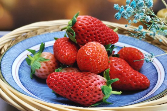 <em>冬季</em>挑选草莓，牢记“5不买”，员工：这种草莓<em>卖</em>不了扔掉也不吃