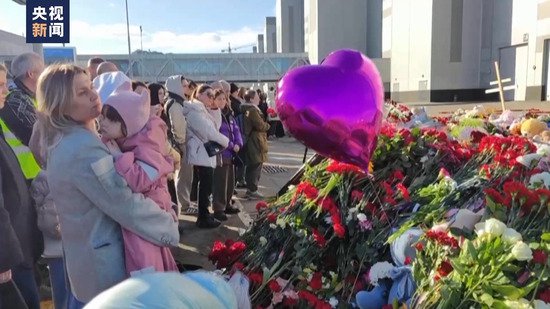 莫斯科州<em>音乐厅</em>恐袭事件后 大量民众前往事发地吊唁遇难者
