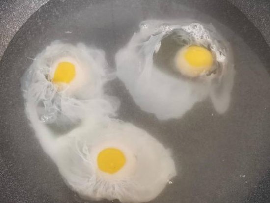 做水煮荷包蛋时，掌握2个技巧，鸡蛋完整不散，还没有白沫