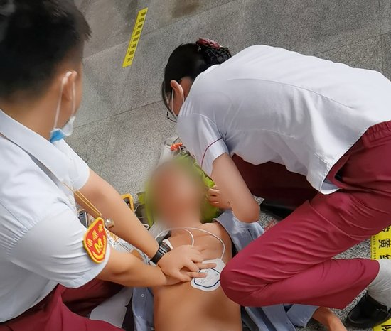 武汉地铁AED首次救人成功！乘客失去意识，众人接力施救