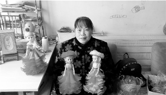68岁老太手巧心美 自制100多个芭比娃娃送亲友