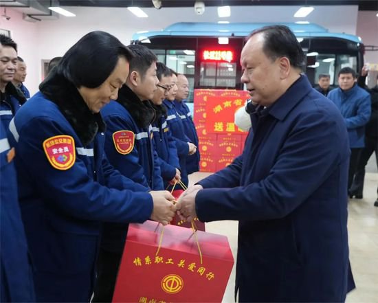 湖南省总工会慰问春运服务、民生保障和应急救援一线职工