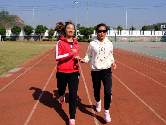 东京残奥会冠军刘翠青回母校，重现学生时代短跑场景