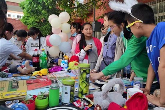 两江新区民心佳园小学“跳蚤市场”开市 同学们做起了“小买卖”