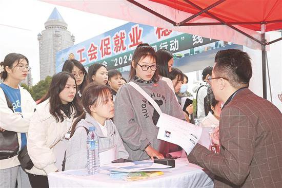 贵州省总工会开展大型招聘活动 “春风行动”稳岗促就业