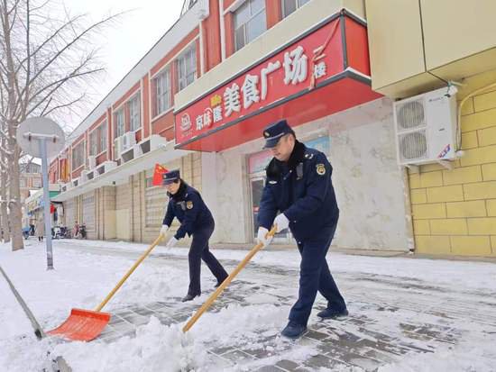 北京朝阳：城管执法队扫雪铲<em>冰</em> 保障市民出行