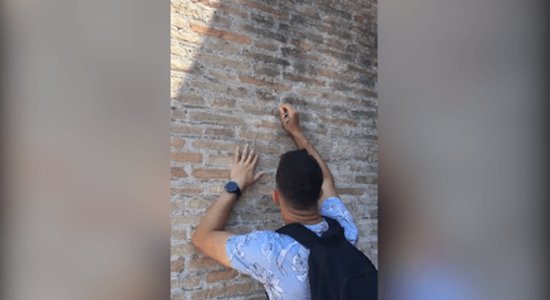国外一名游客在罗马斗兽场墙上刻字 或面临高额罚款