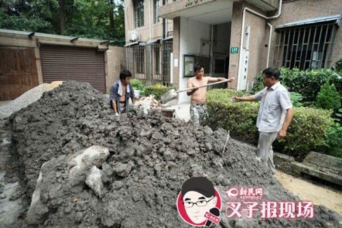 上海一公房开挖<em>50平米</em>地下室：城管协同物业回填泥土