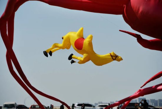 潍坊人放的不是风筝，是人类的想象力！