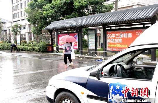 <em>扬州公交</em>司机阻止破坏公共设施被害 警方全力缉凶