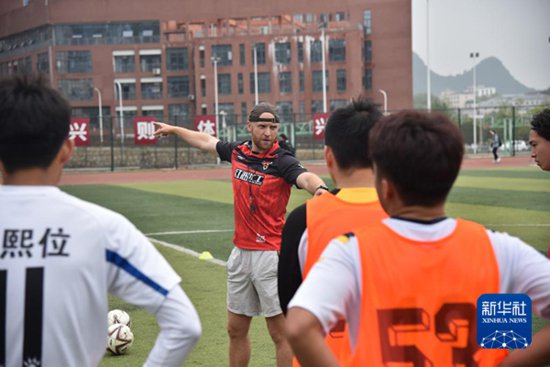 足球为媒 英国体育教师的贵州“村超”情-新华网