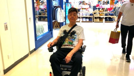 香港靓声王坐轮椅逛商场，因腰患暴瘦100磅，一生未婚晚景凄凉