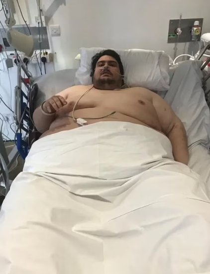 600多斤“英国最胖男子”逝世：医院X光机塞不下，院方曾考虑用...