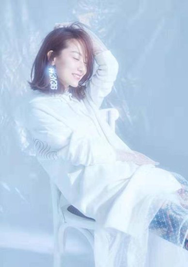 “京城四美”之一白冰，穿蓝色刺绣衫复古优雅，33岁美得...