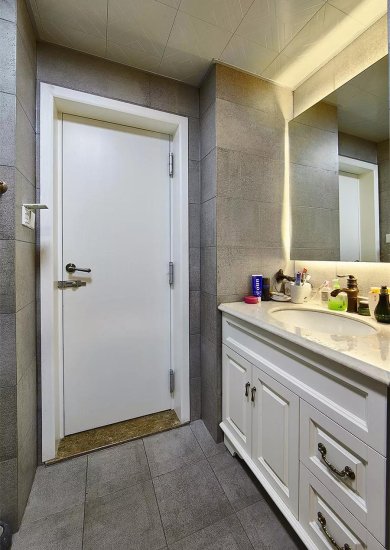 卫生间<em>门</em>与<em>洗手台的</em>设计，简约的白色真的很不错！