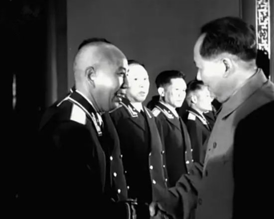 1955年我国首次实施<em>军衔制</em>，10后，毛主席为何下令废除？