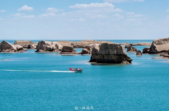 青海版“千岛湖”，现在是网红打卡点，<em>湖水像</em>绿翡翠，太迷人了