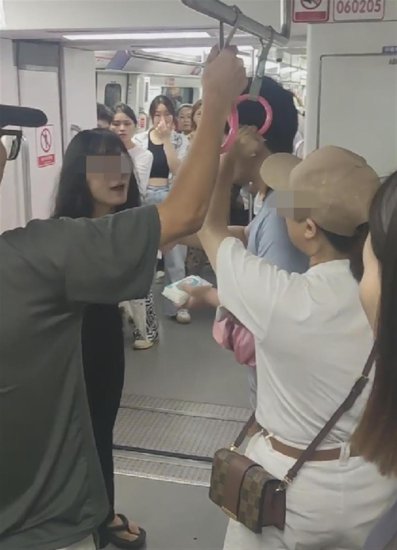 重庆大妈怀疑女乘客地铁上偷拍<em>自己儿子</em>，用水杯砸破对方头？...