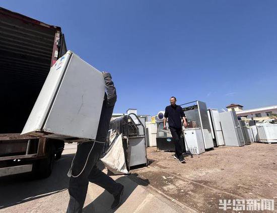 一台<em>旧冰箱</em>在青岛的再生！记者探访：岛城废旧家电从回收到再...