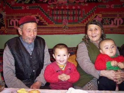新疆有一位妈妈，穷得吃不饱饭，却收养19个孤儿，养育180个...