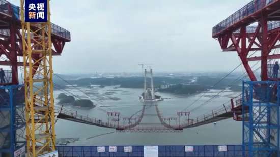 广西最长跨海大桥进入主缆施工阶段