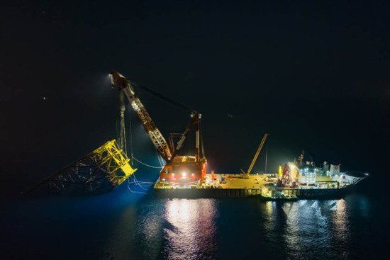 亚洲第一深水导管架“海基二号”海上安装就位