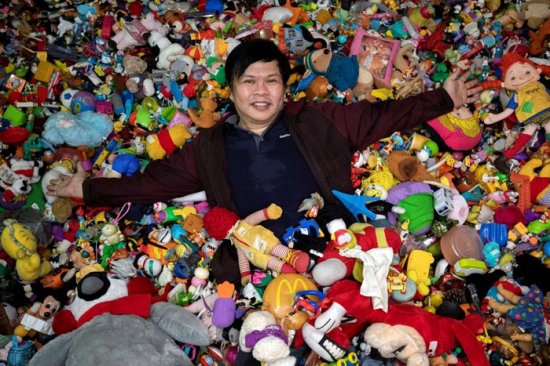 菲律宾男子5岁起开始收集快餐店玩具 希望可以办展览