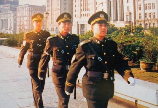 中国公安干警们，使用了几十年<em>中山装</em>，2000年，为何撤销？