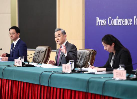 中共中央政治局委员、外交部长王毅就中国外交政策和对外关系...
