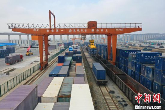 怀化2024年首趟中老铁路货运班列发运 湘鄂赣货物集结