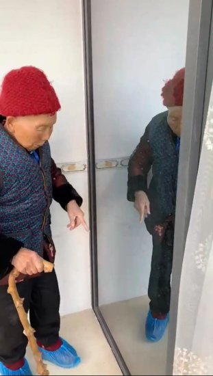 幸福<em>又伤感</em>！93岁老人跟镜中的自己让路、聊天