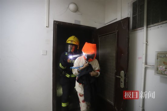 武汉东西湖一居民楼突发火灾，消防员火场救出姐弟二人