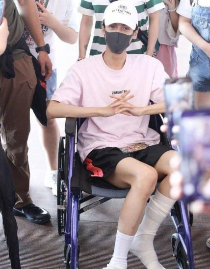 大裤衩丑？31岁罗云熙搭配粉T恤穿出少年感，坐轮椅都这么帅！