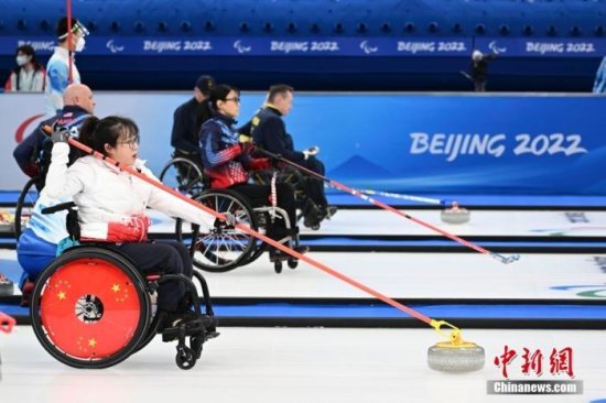 中国轮椅冰壶队<em>循环</em>赛六连胜 暂时<em>并列</em>第一