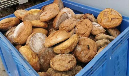 上海一<em>面包店</em>大量倒面包，引发热议，店家无奈：送人会惹上麻烦
