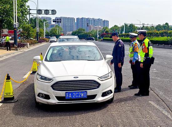 南京雨花城管：规范停车 让文明“归位”
