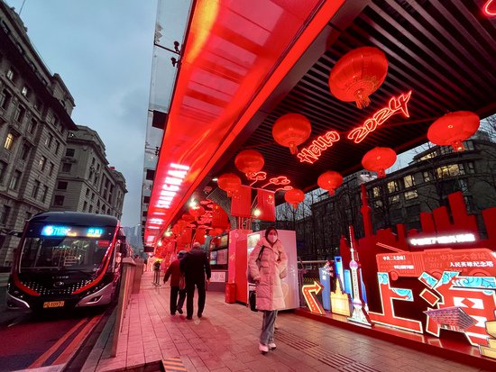 公交站点年味浓，上海这些公交车换上龙年“新装”
