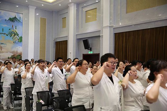 甘肃省第二人民医院举行庆祝5·12护士节活动暨护士脱帽仪式