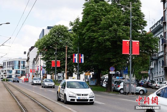 塞尔维亚首都贝尔格莱德街道挂<em>起</em>中塞两国国旗