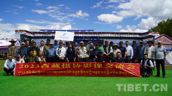 <em>草地上的</em>摄影展：第十六届西藏“珠穆朗玛”摄影大展开幕