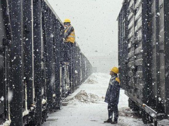 徐州铁路物流中心团委组织<em>青年突击队</em>确保大雪期间铁路物资运输